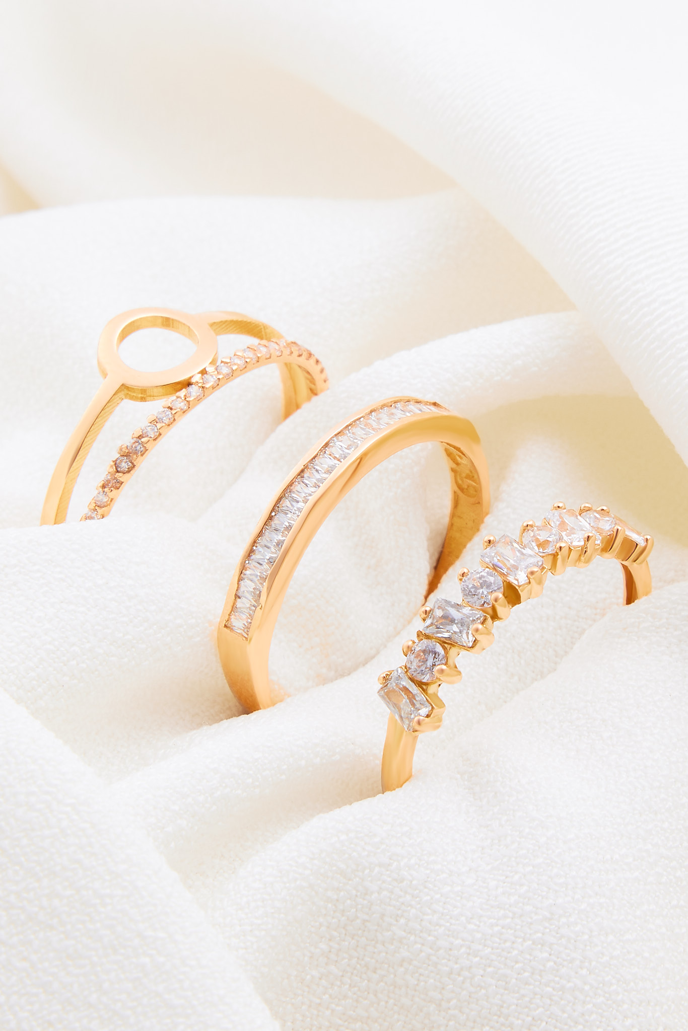 Documentary and product photography of artisanal jewelry making process and luxury gold and silver pieces in Villa Maria Cordoba.