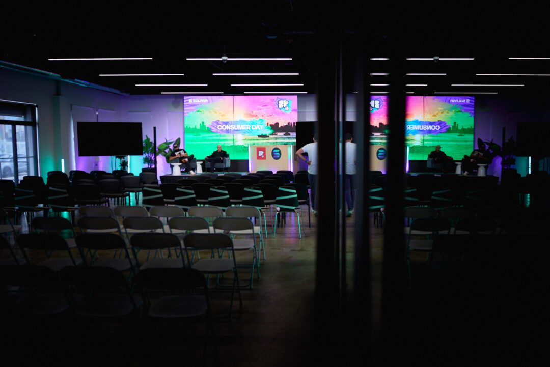 Exclusive pre-event coverage for Solana Miami, focusing on high-level executive networking, private atmosphere, and premium brand storytelling by Luis Cano. Strategic sponsor and exhibitor coverage at Solana Miami for commercial event marketing.