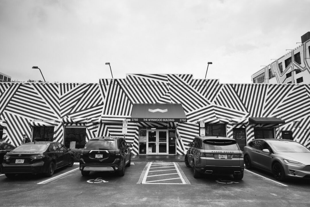 Exclusive pre-event coverage for Solana Miami, focusing on high-level executive networking, private atmosphere, and premium brand storytelling by Luis Cano. Strategic sponsor and exhibitor coverage at Solana Miami for commercial event marketing.