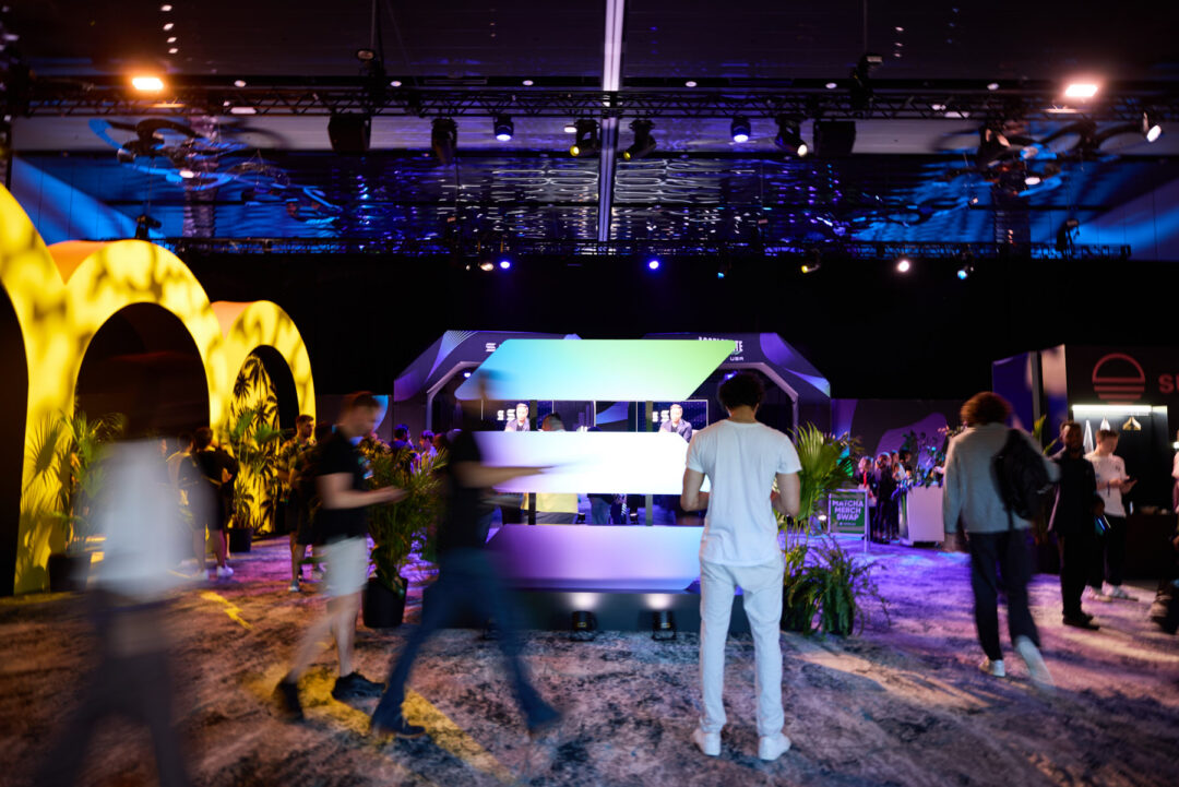 Comprehensive multi-day event photography for Solana Miami. High-speed digital tech workflow and real-time delivery by a professional team led by Luis Cano. Professional event photography for Solana Miami by Luis Cano and TAMZ Agency, featuring high-end tech branding, real-time digital tech workflow, and executive networking.