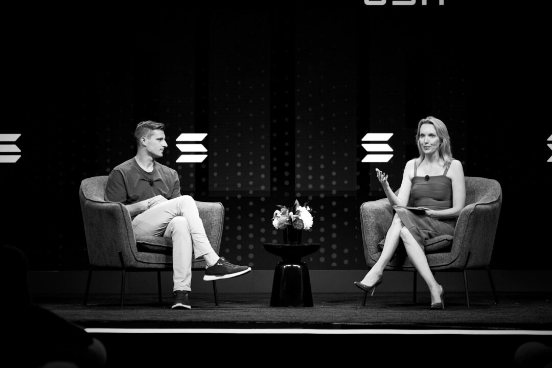Comprehensive multi-day event photography for Solana Miami. High-speed digital tech workflow and real-time delivery by a professional team led by Luis Cano. Professional event photography for Solana Miami by Luis Cano and TAMZ Agency, featuring high-end tech branding, real-time digital tech workflow, and executive networking.